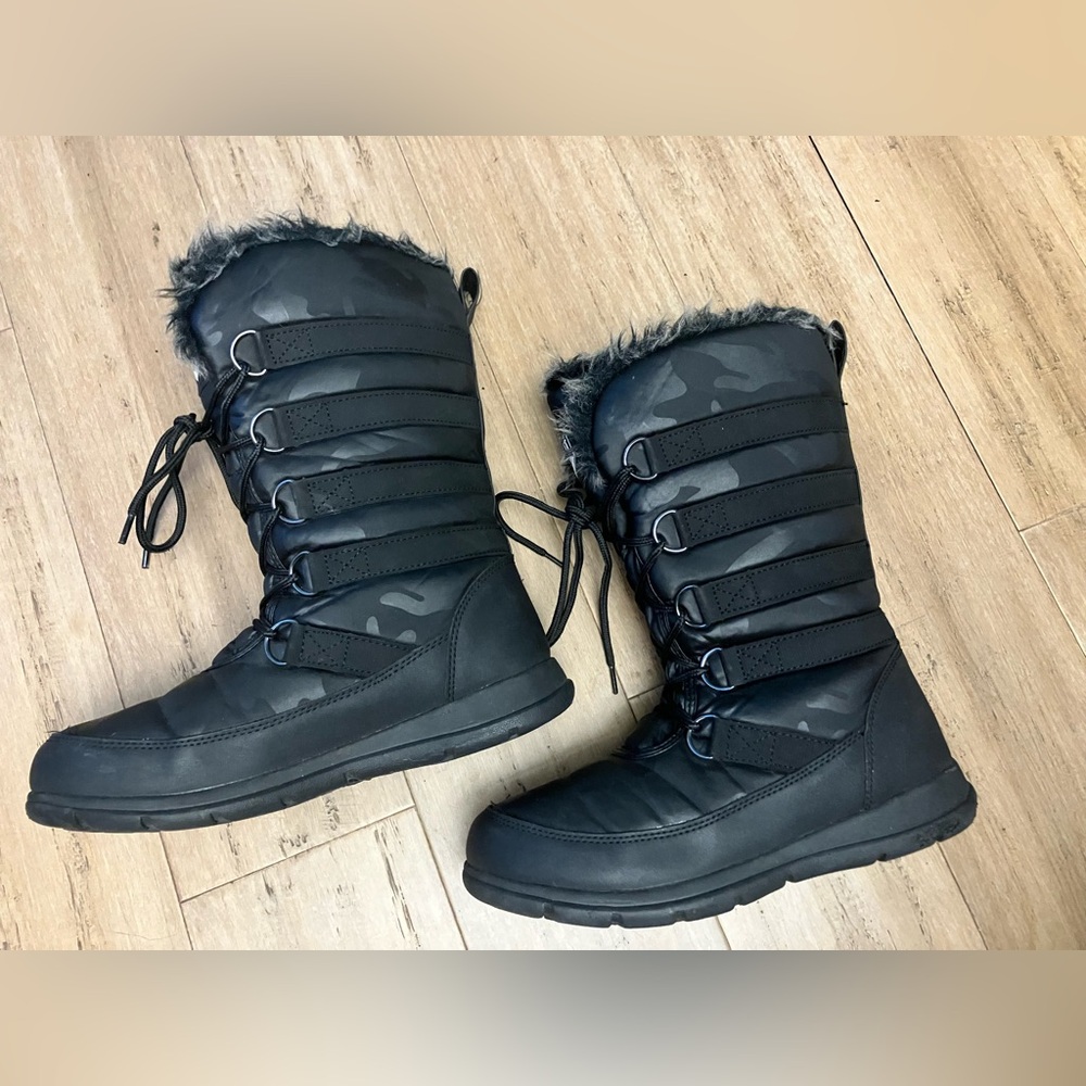Quest women’s knee high lace up camouflage women’s fur lined winter boots.Size 7
